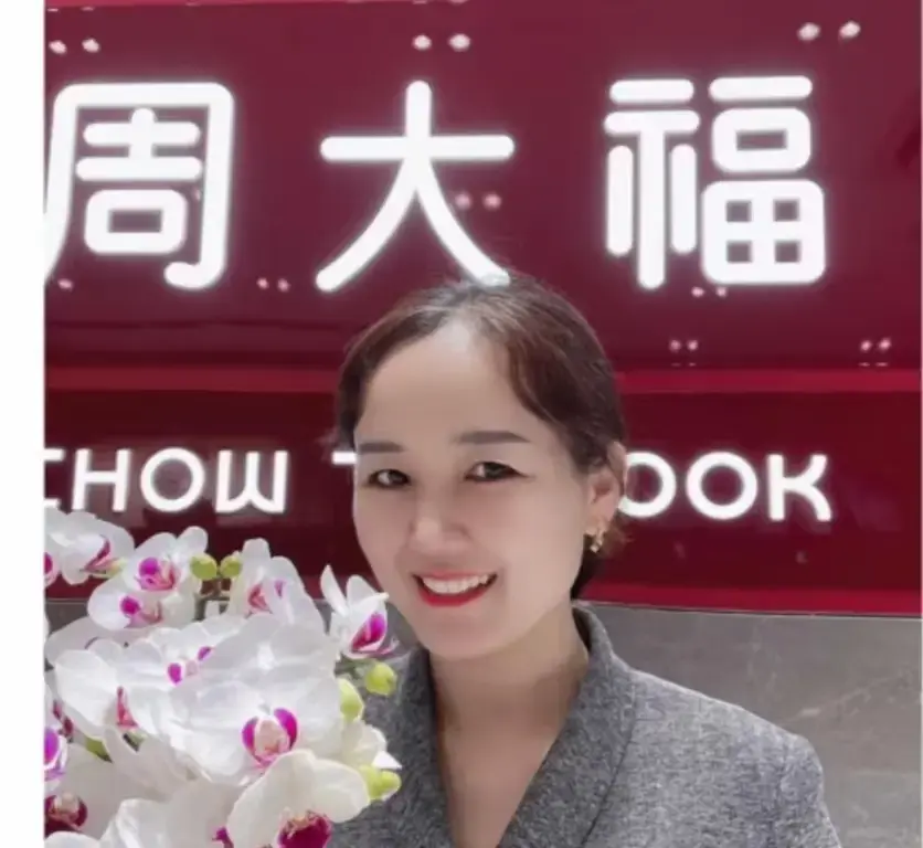 盐城周大福金店一拖三事件完整版视频-射阳门店突发一拖三引关注-周大福一拖三事件附完整版视频观看-盐城射阳周大福一拖三事件全解析